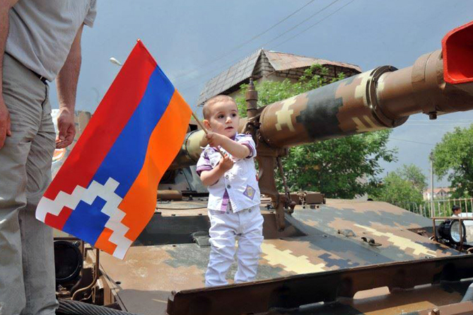 Флаг Карабаха в руках ребенка